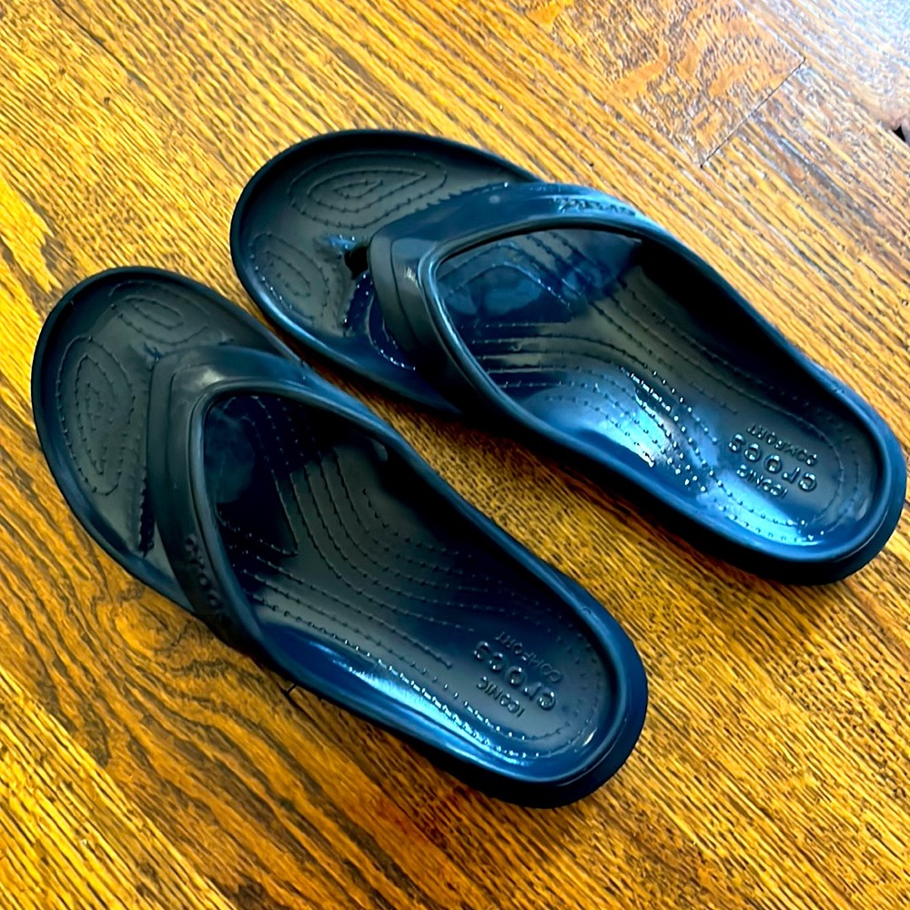 Crocs Junior Size 3 Navy Flip Flops EUC